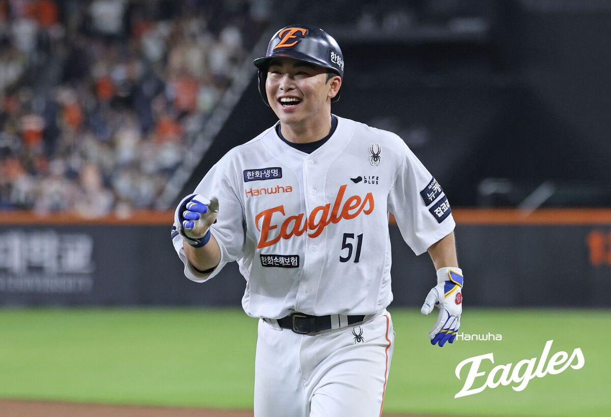 감격에 찬 ‘로컬보이’… 한화 문현빈의 시선은 오직 한 곳뿐, 한국시리즈