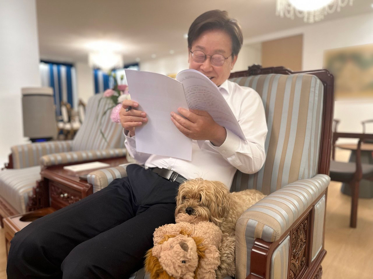李대통령 반려견 '바비' 공개… &${esc.h}34;반려인구 1500만 시대, 동물복지 선진국 그려&${esc.h}34;