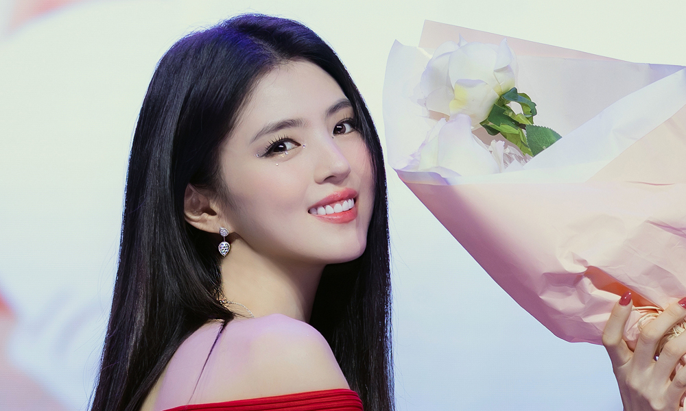 한소희, 럭셔리 드레스 룩...팬미팅 무대서 빛난 우아美