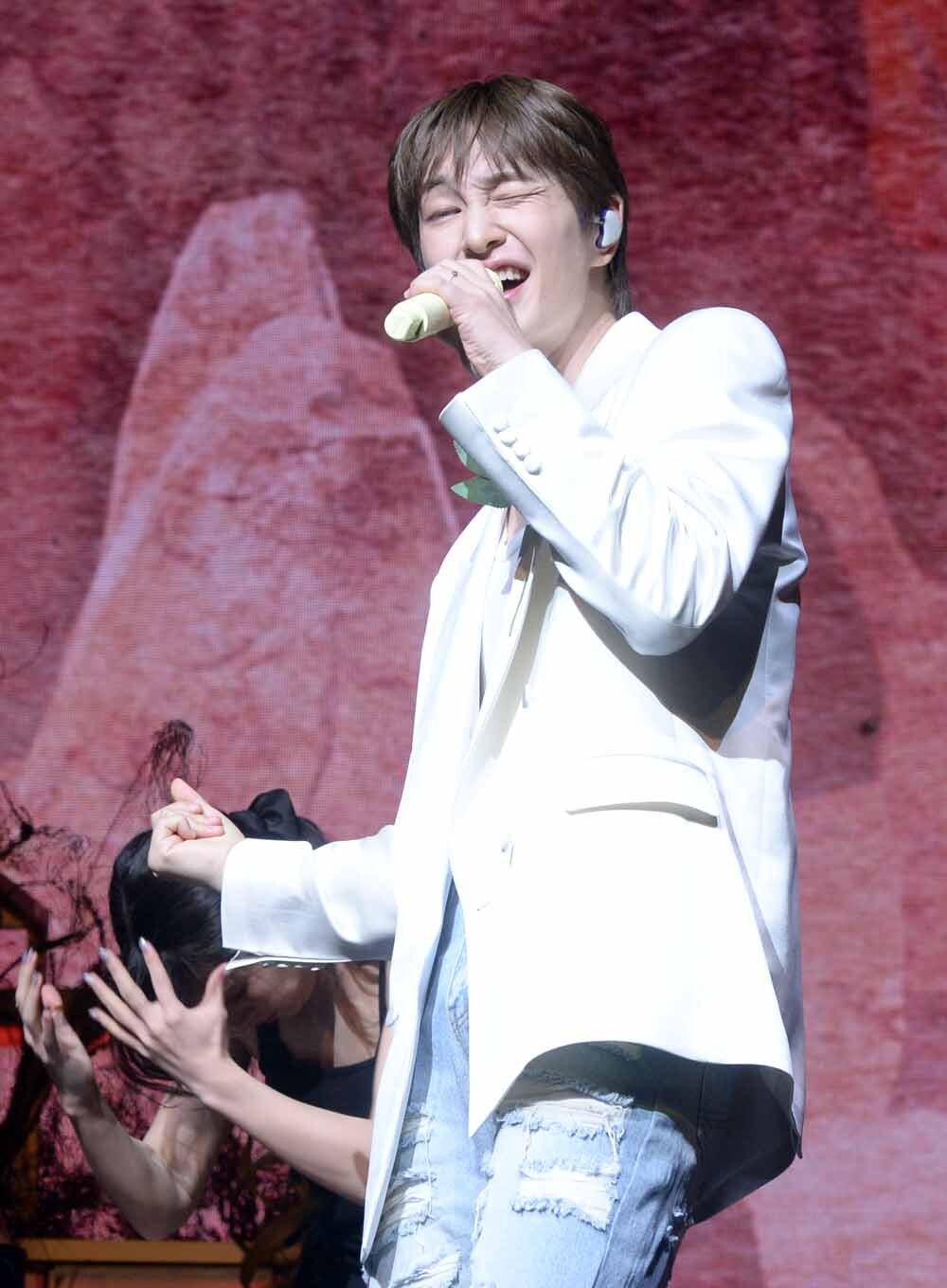 [SW포토]온유,'퍼센트 열창'