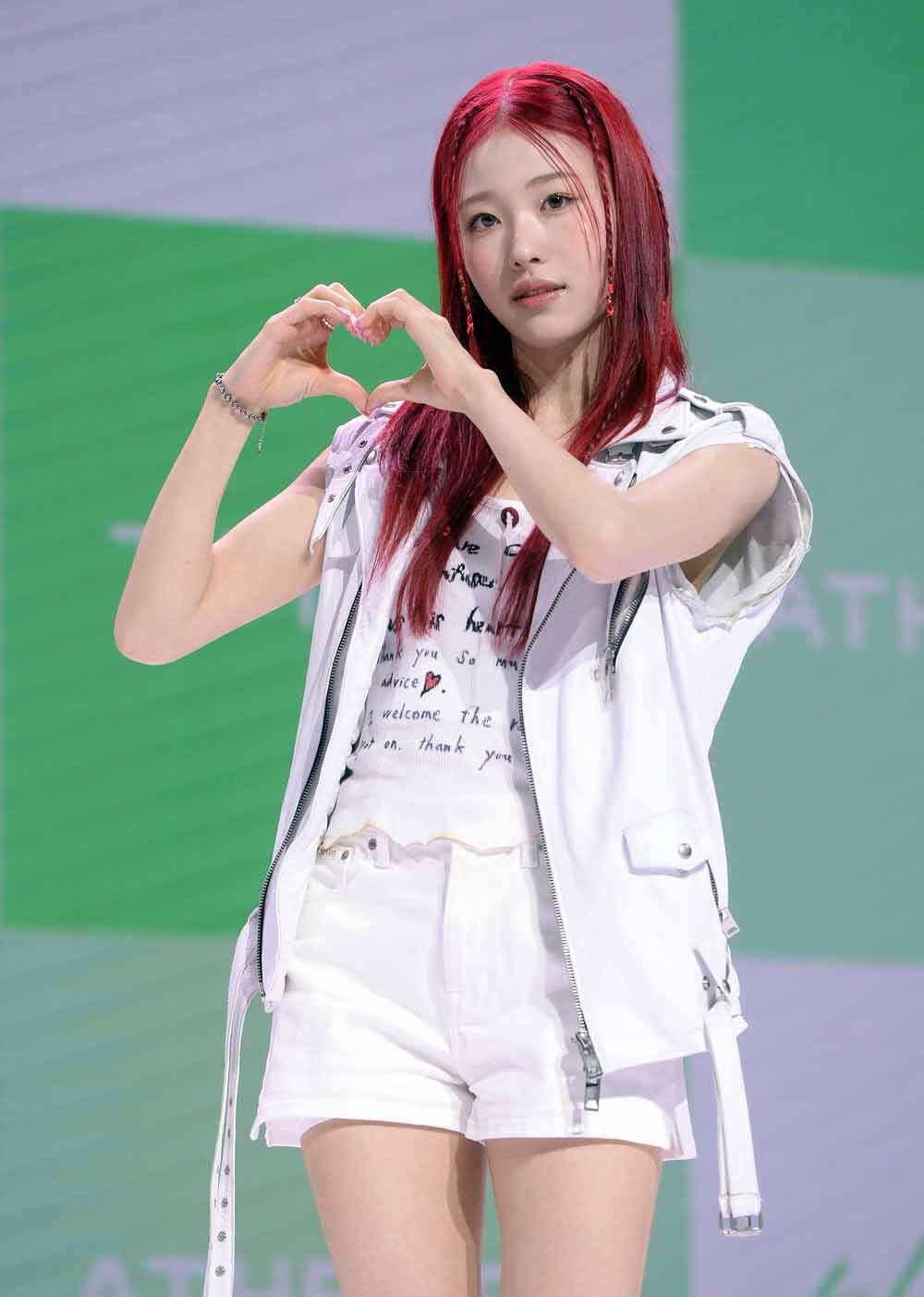 [SW포토]앳하트 아린의 하트