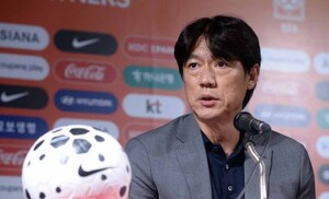 [SW포토]친선경기 명단 발표하는 홍명보 감독