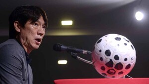 [SW포토]홍명보 감독,'차기 주장은?'