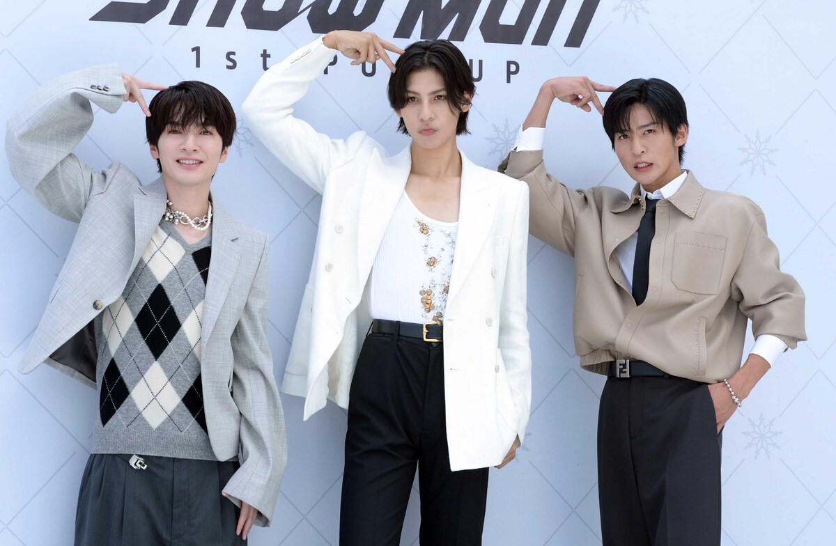 [SW포토] 머리위에 하트 만드는 스노우맨 