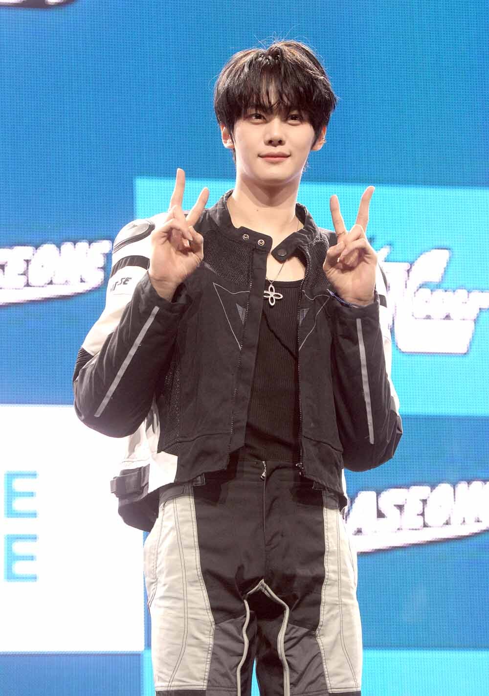 [SW포토]제로베이스원 김규빈의 귀여운 브이