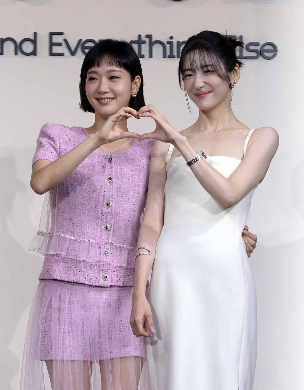 [SW포토]김고은-박지현,'은중과 상연의 하트'