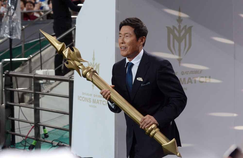 [SW포토]창 들고 입장하는 차범근 감독