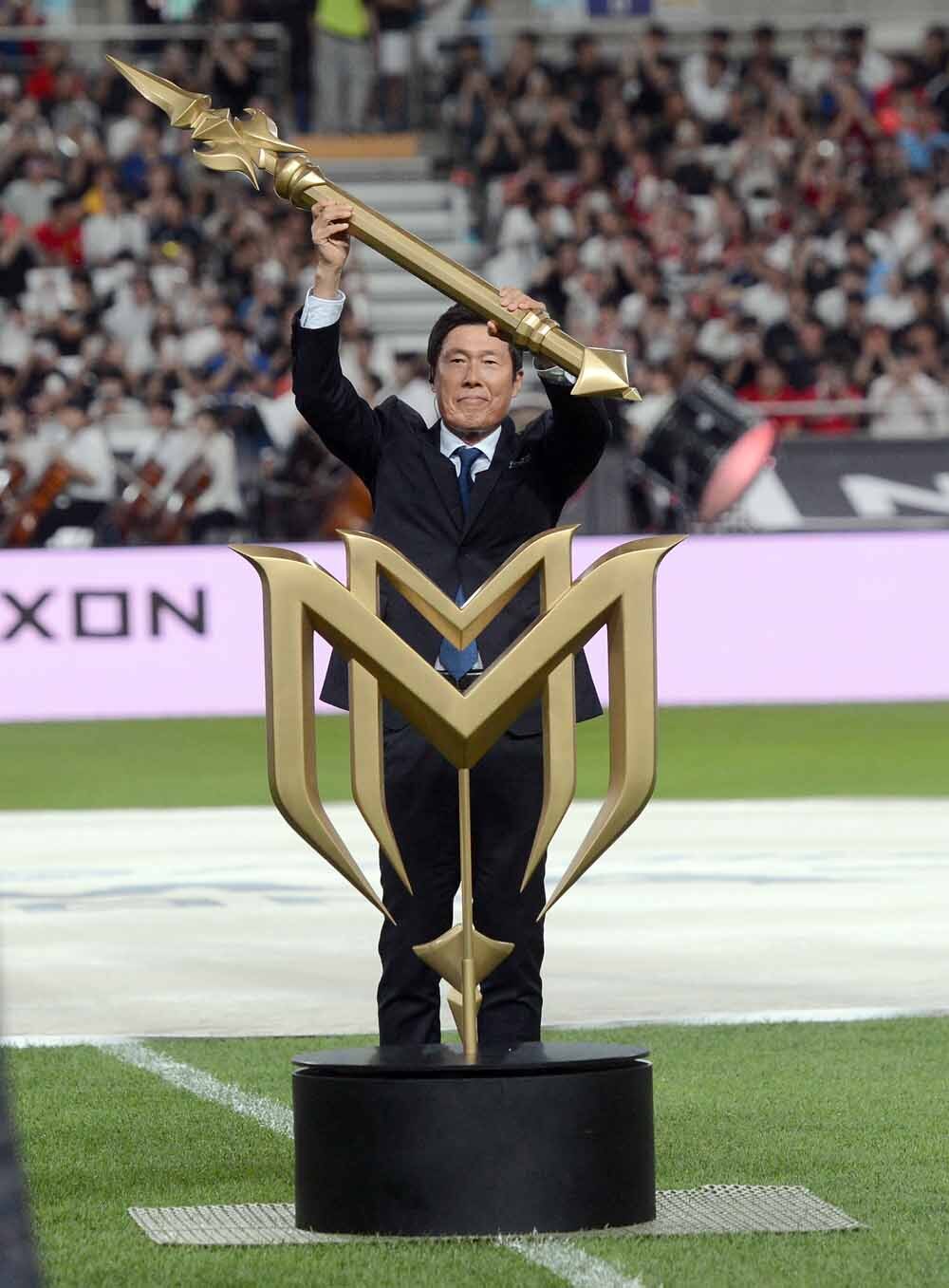 [SW포토]창 들어 보이는 차범근 감독