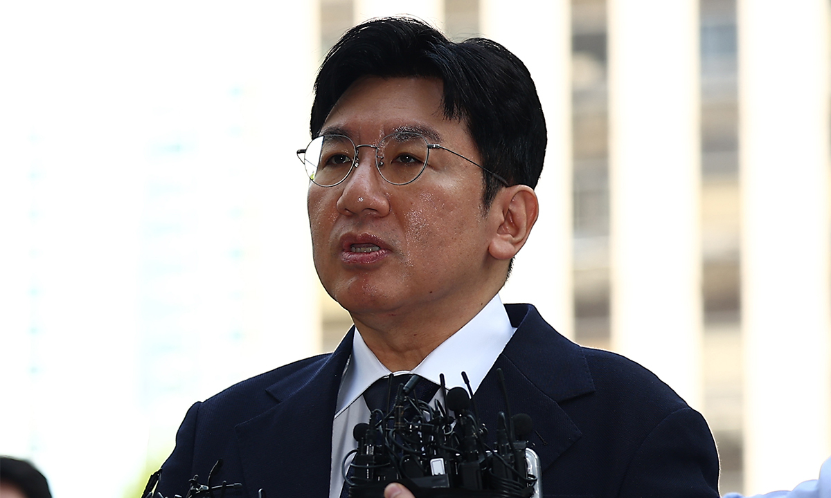 방시혁, 부당이득 혐의로 경찰 출석