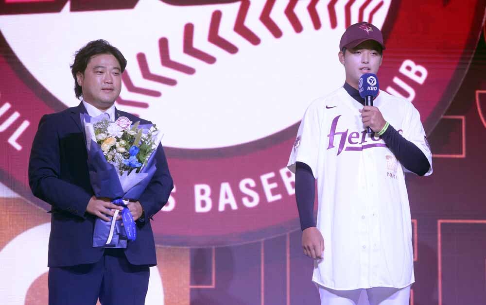 [SW포토]소감 발표하는 1라운드 1순위 박준현