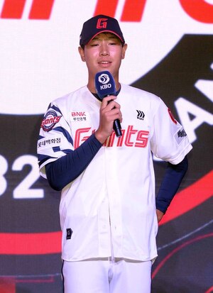 [SW포토]소감발표하는 롯데 신동건