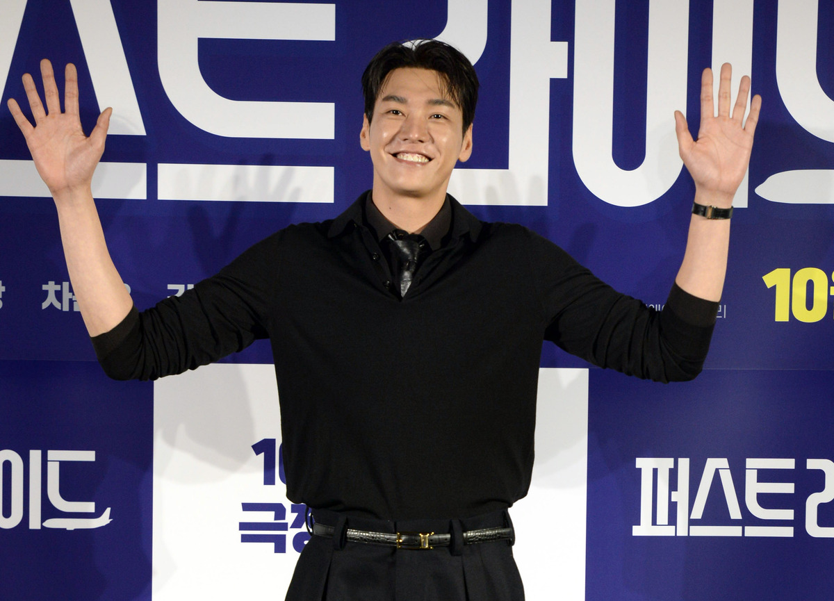 [SW포토] 밝은 표정으로 포즈 취하는 김영광 
