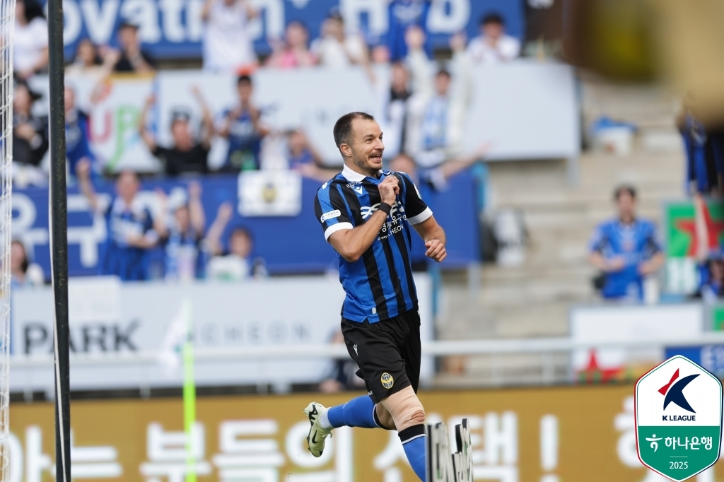 인천 명예시민증 받은 날, 무고사 발끝 달궜다… 수원과 비긴 인천, 조기 우승 여전히 유리