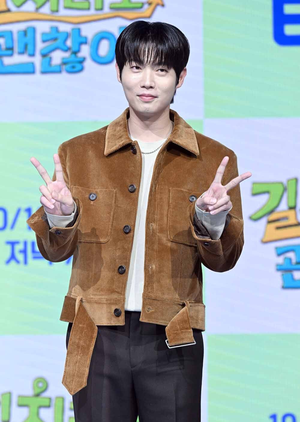 [SW포토]가수 손태진,'여행 지켜봐주세요'