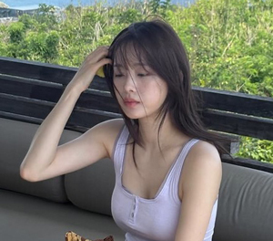 츄, 바다 앞 청초한 미소