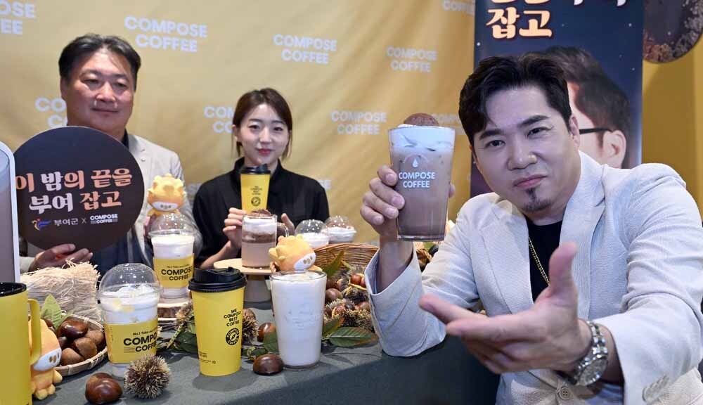 [SW포토]가수 김조한,'라떼한잔 하시죠!'