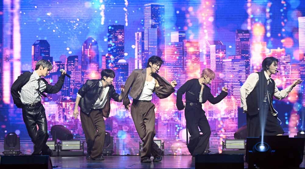 [SW포토]위아이 곁을 지켜준 루아이