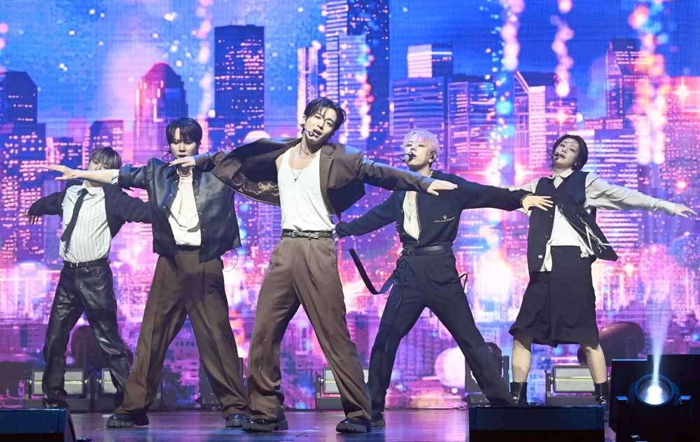 [SW포토]홈 열창하는 위아이