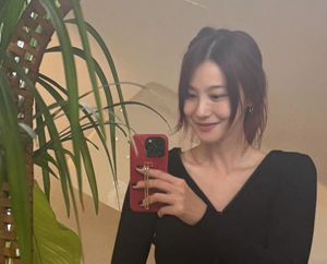유인영, 뚜렷 이목구비…거울 셀카 찰칵