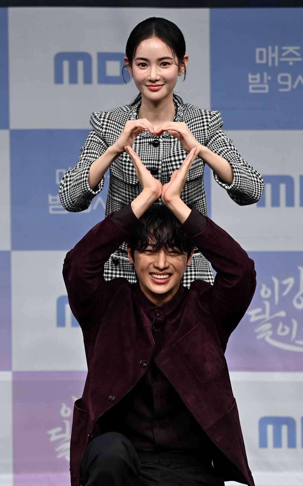 [SW포토]이신영-홍수주,'어려운 포즈를 쉽게'