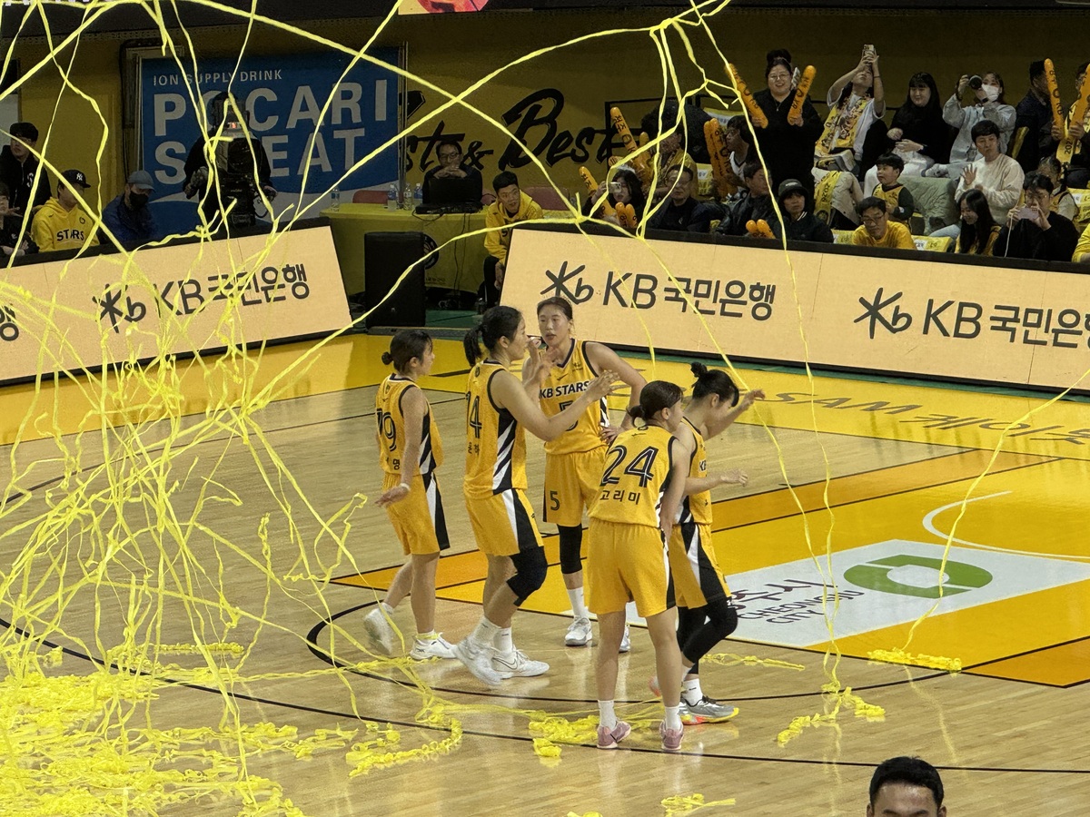 ‘노란 물결’로 가득한 청주체육관···“선수들 보러 달려왔어요” KB 출정식 성공적! 케세이라이프에 91-58 대승