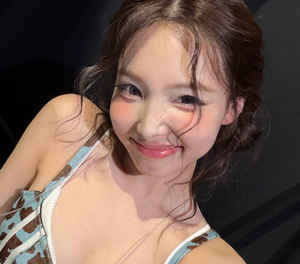 트와이스 나연, 과감한 무대 의상