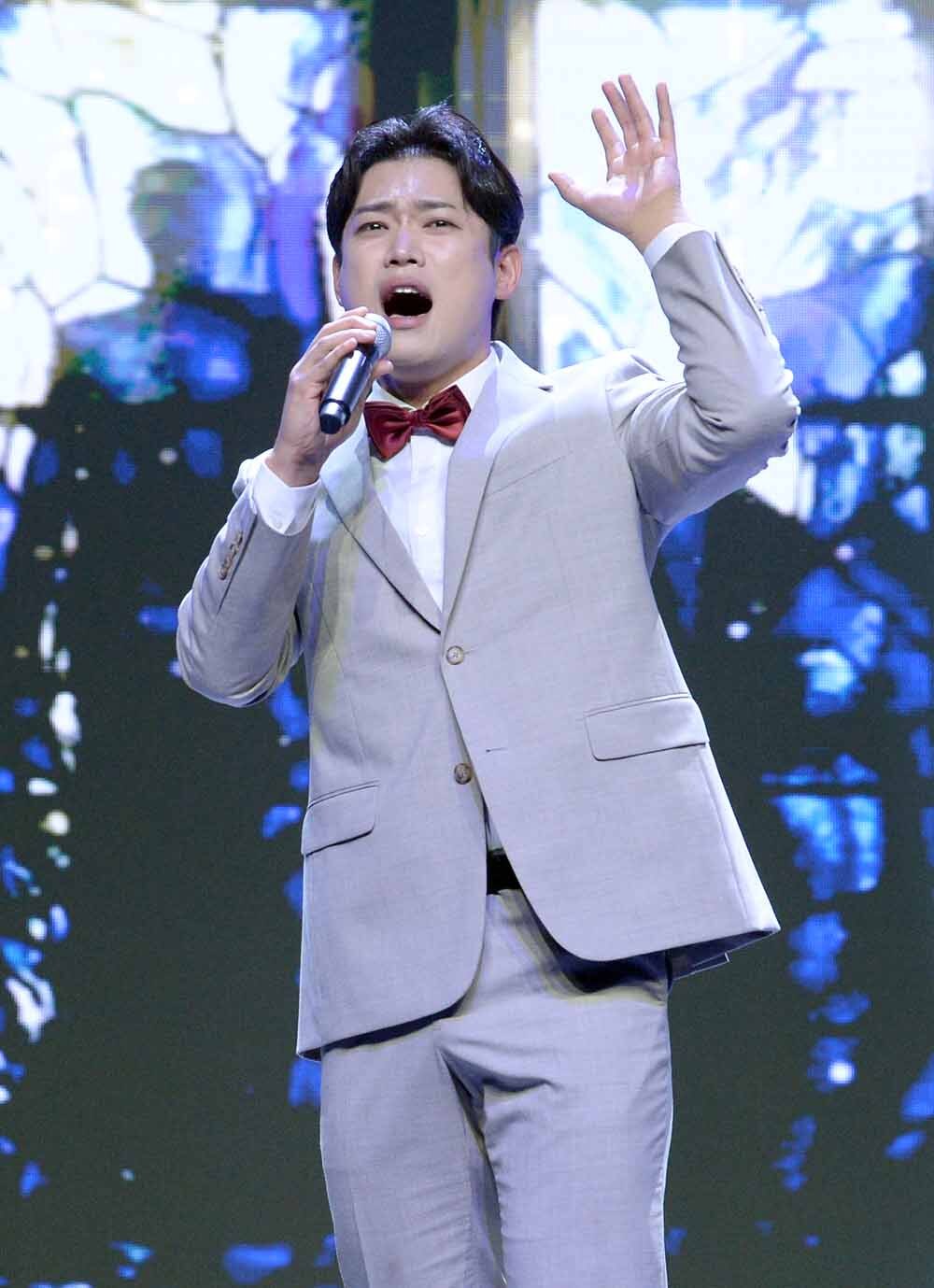 [SW포토]열창하는 뮤지컬배우 이수함