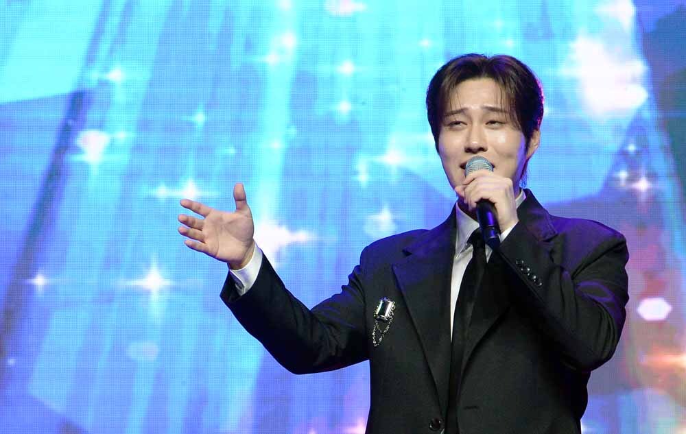 [SW포토]11월에 신곡 나옵니다, 가수 유민