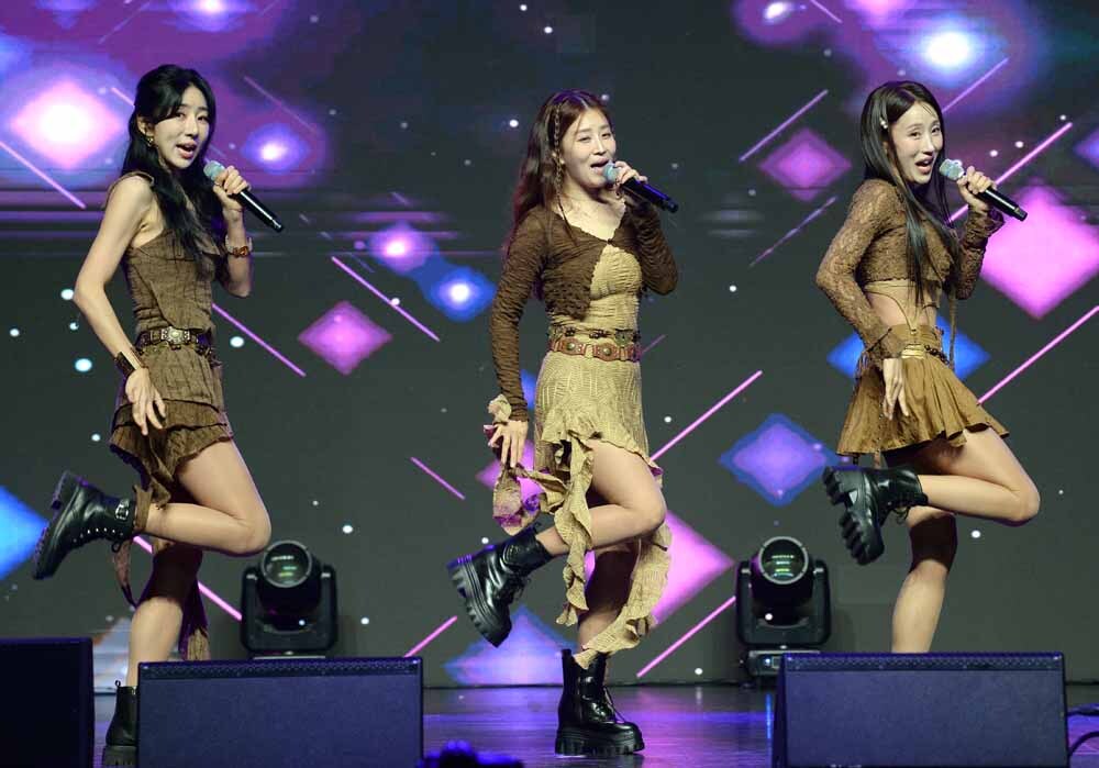 [SW포토]저희는 오로라 입니다