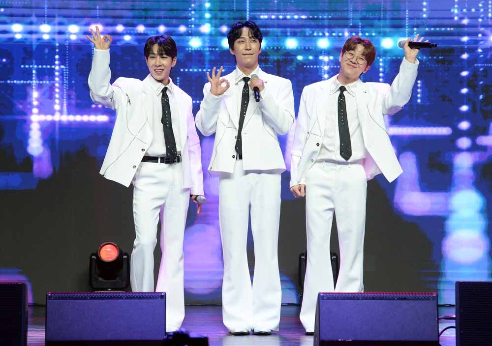 [SW포토]가수 영탁이 프로듀싱한 삼총사