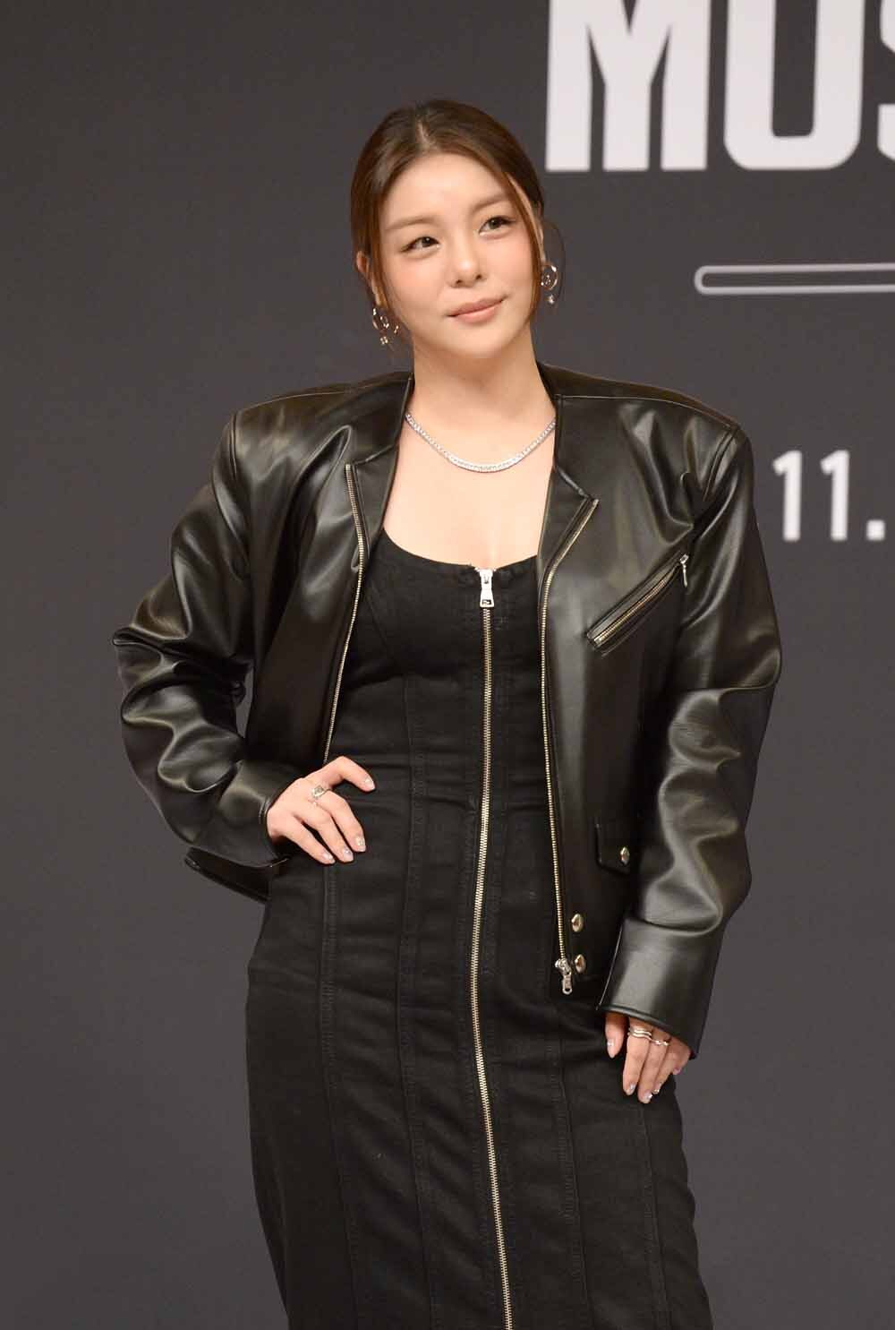 [SW포토]가수 에일리,'베일속의 노래 심사해요'