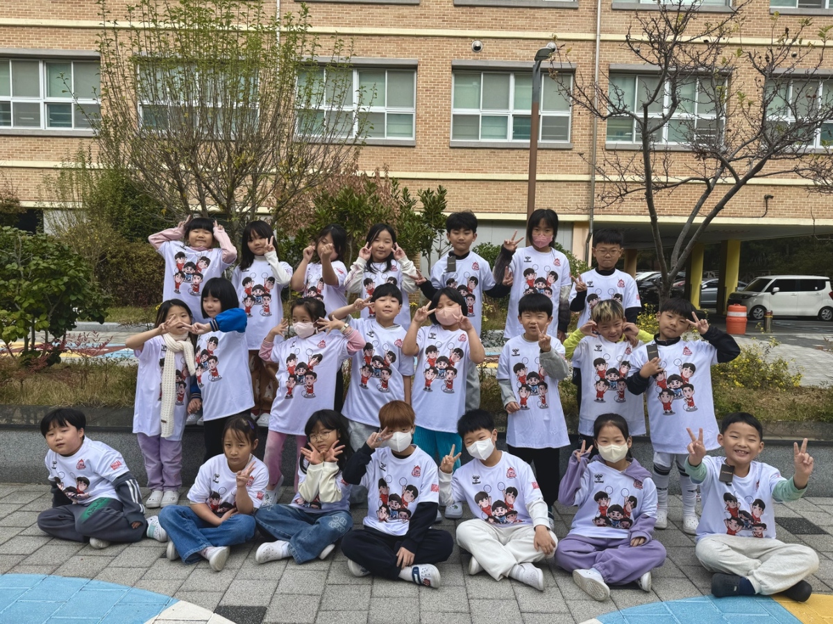 ‘부산 미래의 읏맨은 나!’…OK저축은행, 부산 초등학생에게 응원 티셔츠 전달