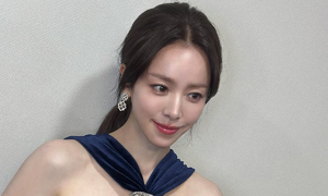 ‘벨벳 드레스’ 한지민, 뚜렷 이목구비