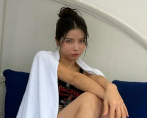 솔라, 수영복 자태 '아찔'