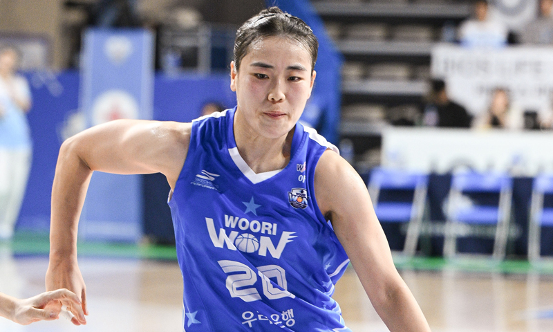 백투백 일정에도 이명관 날았다…우리은행, 시즌 첫 승 신고