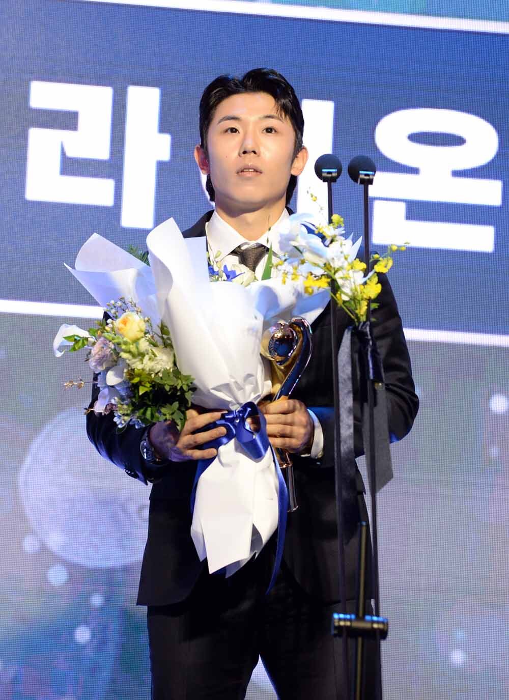 [SW포토]수비상 받은 삼성 김성윤