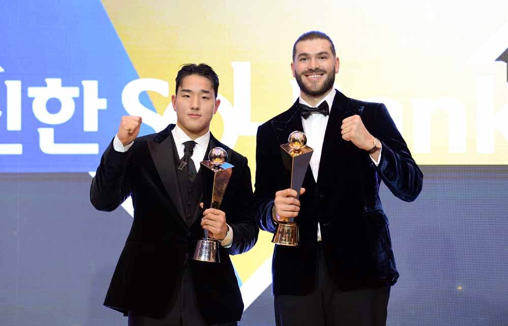 [SW포토]MVP 폰세와 신인상 안현민