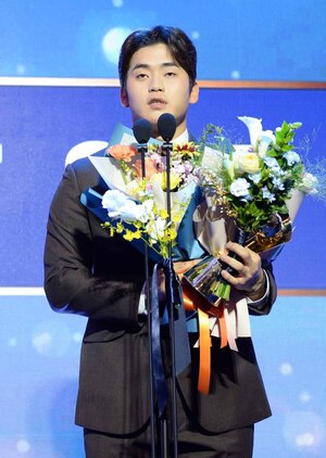 [SW포토]세이브상 받은  KT 박영현