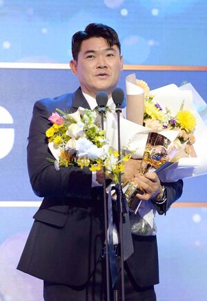 [SW포토]SSG 노경은,'홀드상 수상'