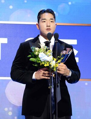 [SW포토]출루율상 받은 KT 안현민