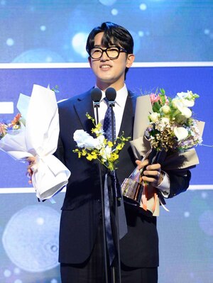 [Sw포토]수비상 받은 KT 고영표