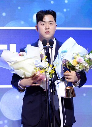 [Sw포토]수비상 받은 NC 김형준