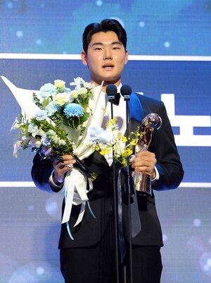 [SW포토]수비상 받은 NC 김주원