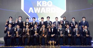 [SW포토]2025 KBO리그 영광의 수상자들