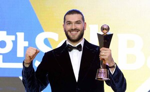 [SW포토]2025 KBO리그 MVP, 한화 폰세