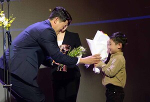 [SW포토]아들에게 꽃다발 받는 SSG 노경은