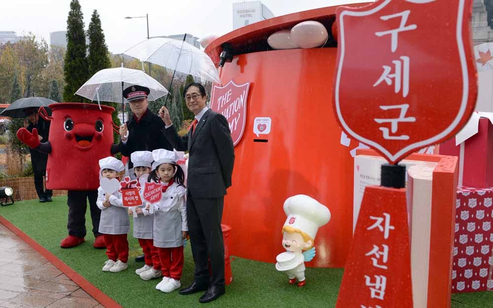 [SW포토]'사랑의 레시피 팟 자선냄비 전달식'