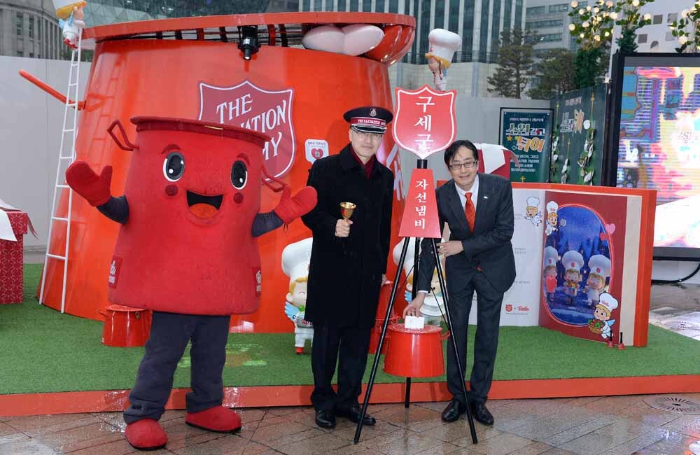 [SW포토]첫번째 성금전달하는 이경우 휘슬러코리아 대표