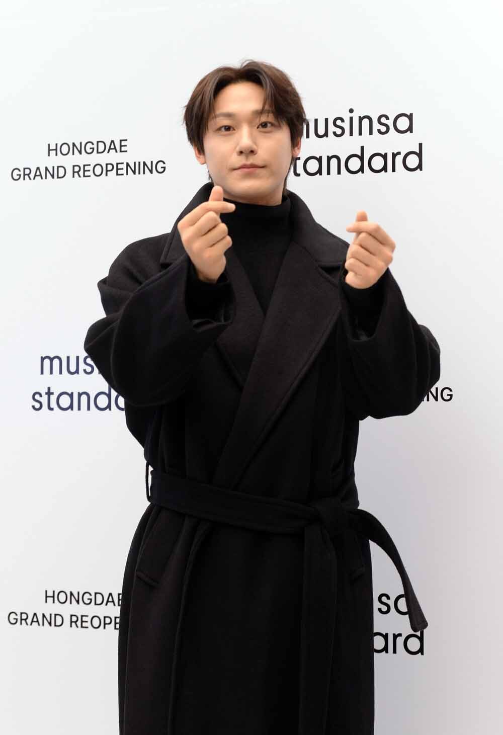 [SW포토]배우 이도현,'팬들에게 더블하트'