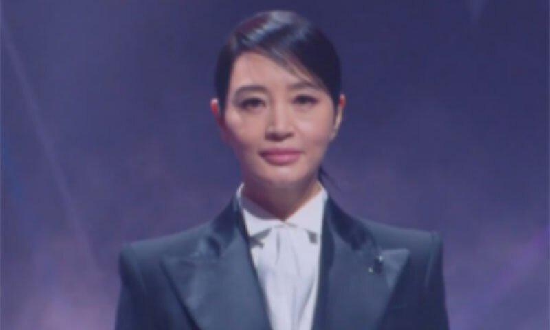 김혜수, 블랙 슈트 차림으로 ‘2025 MAMA’ 무대 등장